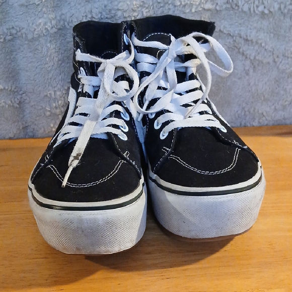 Vans Unisex Black and White Classic Sneakers - Picture 8 of 9